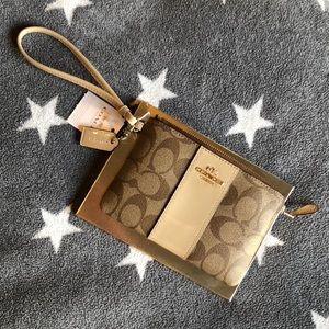 COACH Wristlet Signature BNWT and BOX